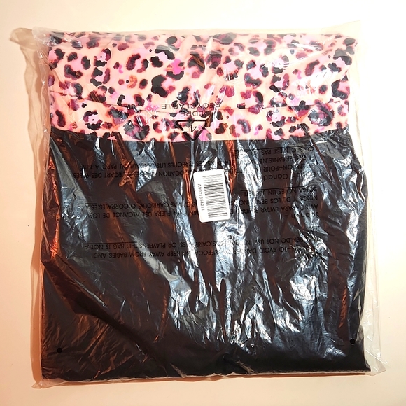 ❤️NWT VINTAGE TORRID ROMPER SLEEVELESS GODDESS NECK ANIMAL PRINT SHORTS - PLUS - Picture 9 of 13